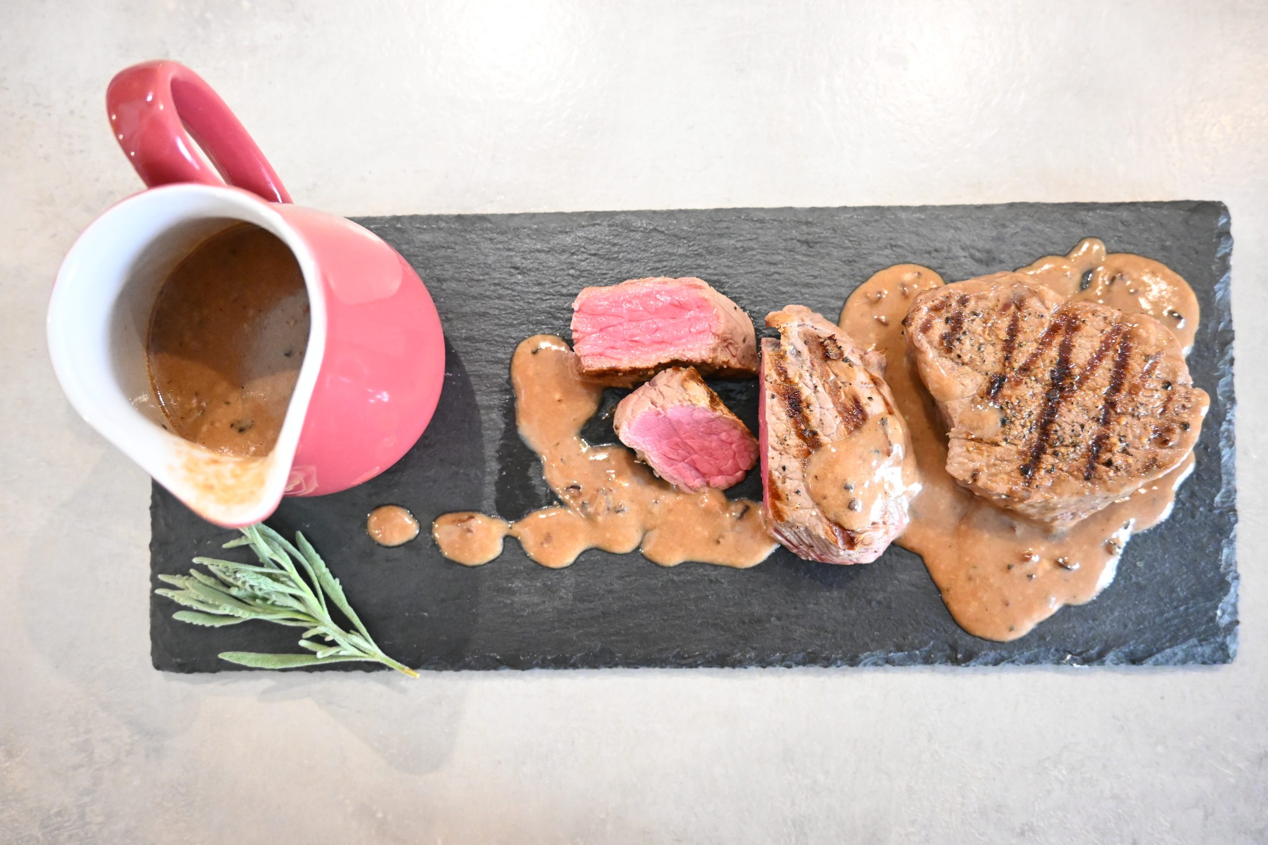 Steak mit Pfefferrahm-Kakaosoße