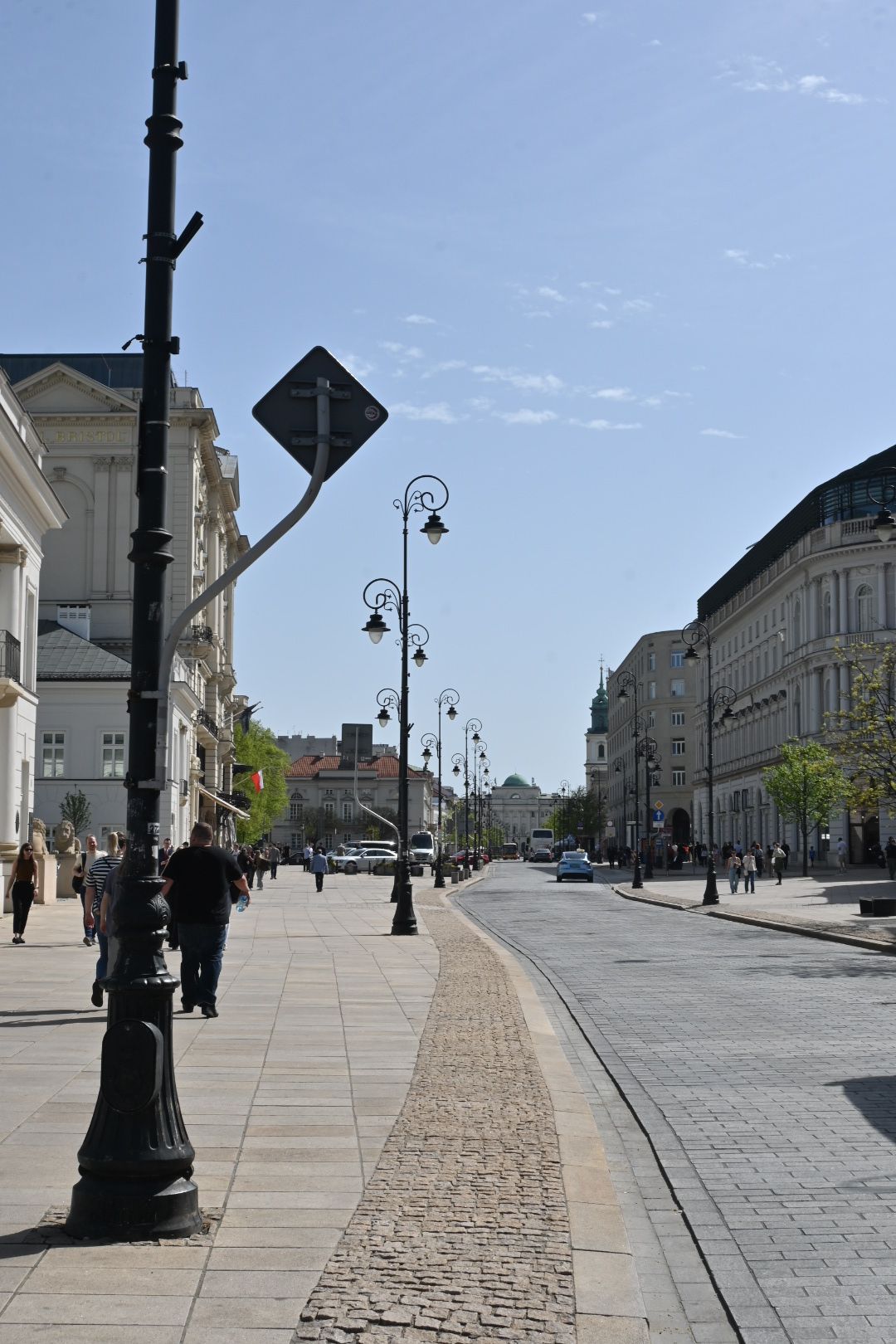 Der frühe Vogel fliegt nach Warschau